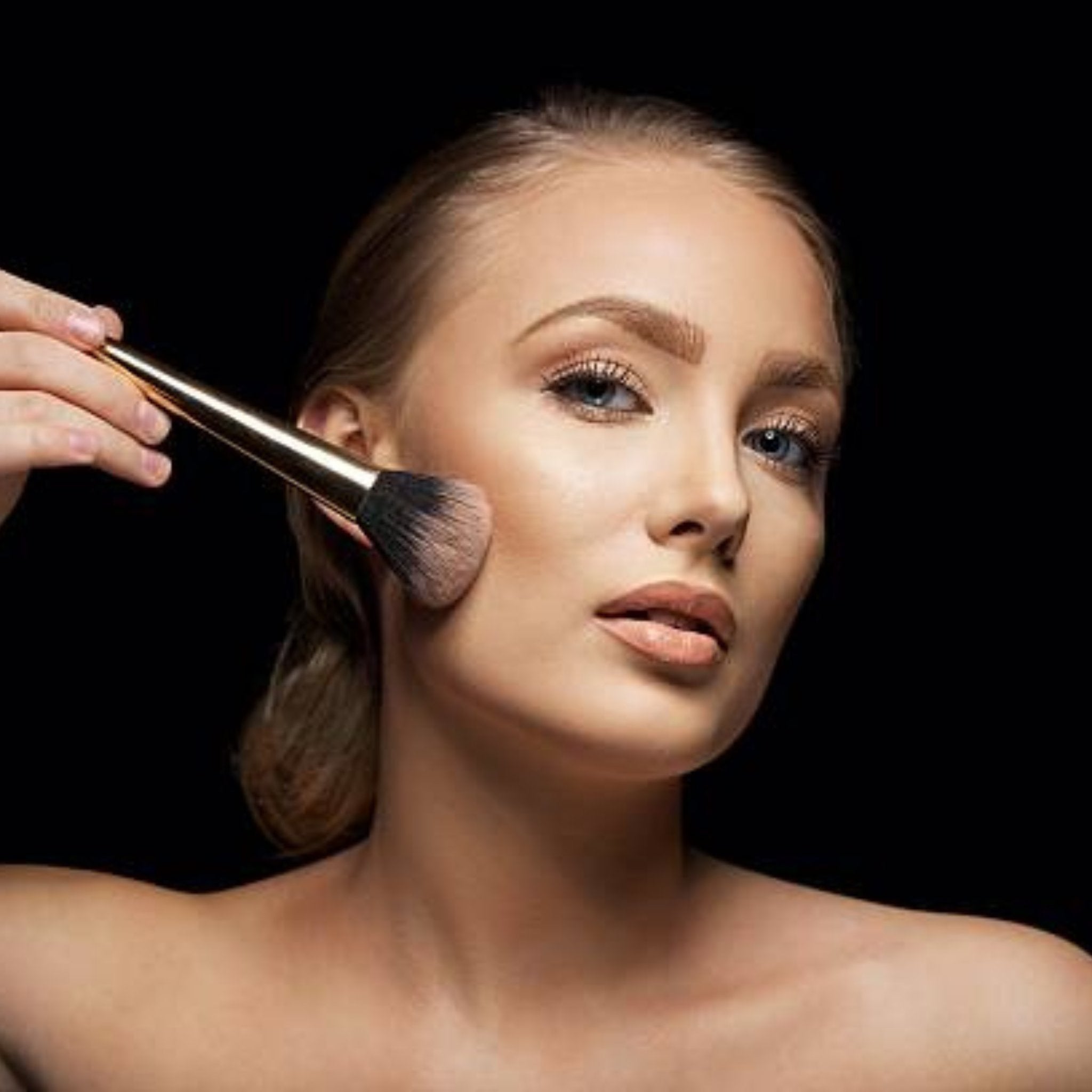 woman using bronzer powder