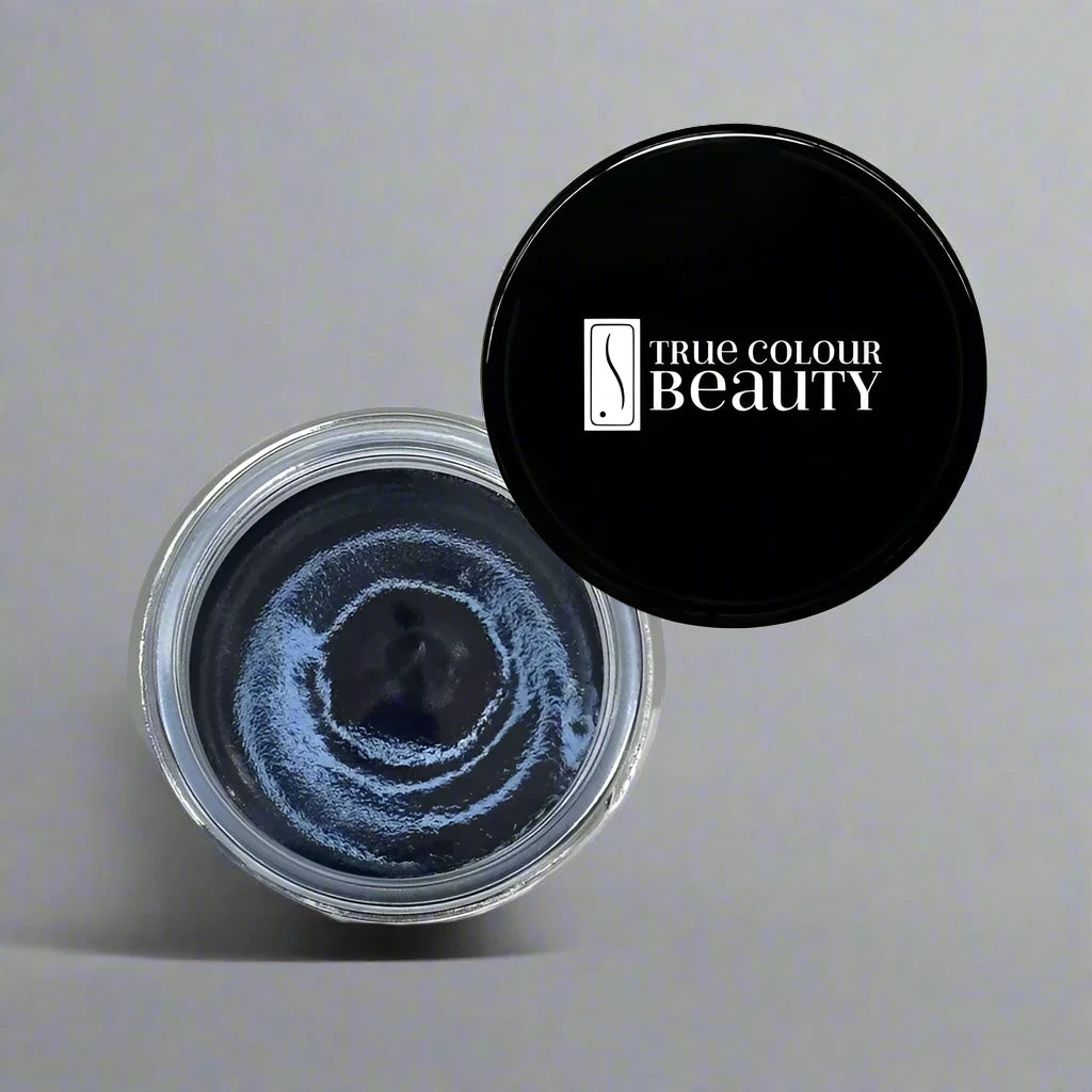 True Glow Mask jar with blue liquid, featuring a thermal charcoal formula to purify skin, ideal for oily and mixed skin types. Vegan and cruelty-free.