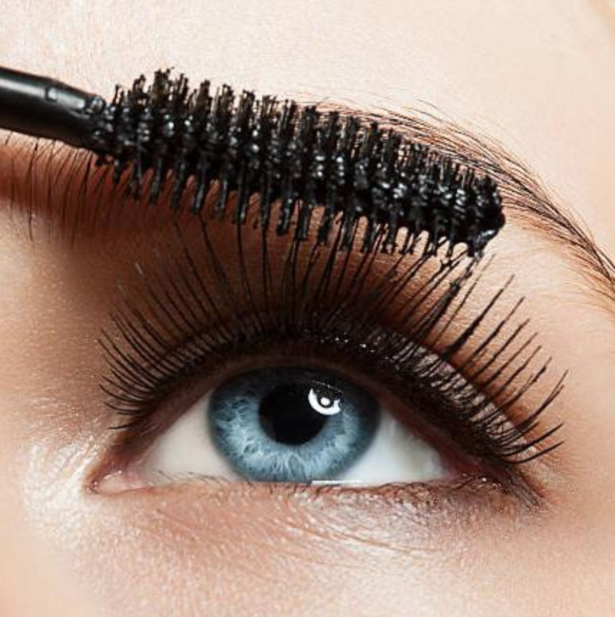 Model wearing 4-in-1 Luxury Mascara in Black, showing voluminous, lengthened, and defined lashes for a bold eye look.